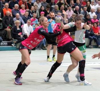 9 Johanna Schindler FRISCH AUF Goeppingen 13 Shenia Minevskaja TusSis Metzingen li 93 Julia Behnke TusSis Metzingen Handball 1 HBF TusSies Metzingen vs FRISCH AUF Goeppingen 2019 03 16 Handball 1 HBF Women TusSies Metzingen vs FRISCH AUF Goeppingen Metzingen Copyright: xBaur xEibner-Pressefotox EP_soba