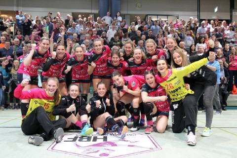 Metzinger cheering in front of the fans Handball 1 HBF TusSies Metzingen vs. FRISCH AUF Goeppingen 2019 03 16 Handball 1 HBF Women TusSies Metzingen vs. FRISCH AUF Goeppingen Metzingen Copyright: xBaur xEibner-Pressefotox EP_soba