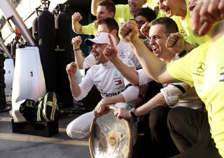 Motorsports: FIA Formula One World Championship WM Weltmeisterschaft 2019, Grand Prix of Australia, 77 Valtteri Bottas (FIN, Mercedes AMG Petronas Motorsport), Riccardo Musconi (Mercedes AMG Petronas Motorsport) Melbourne Australia