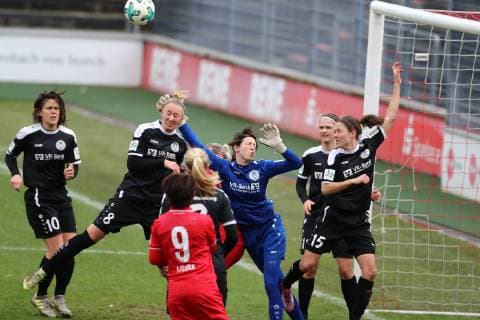 Sport 1 FC Cologne vs. SV 67 Weinberg football 2 Bundesliga women Franz Kremer stadium goalkeeper Anja driver Weinberg clutches in front of Yuka Hirano 1 FC Cologne 17 03 2019