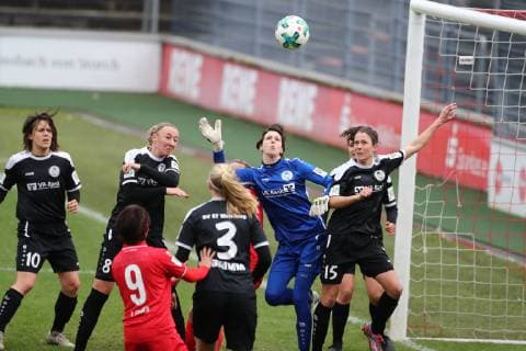 Sport 1 FC Cologne vs. SV 67 Weinberg football 2 Bundesliga women Franz Kremer stadium goalkeeper Anja driver Weinberg clutches in front of Yuka Hirano 1 FC Cologne 17 03 2019