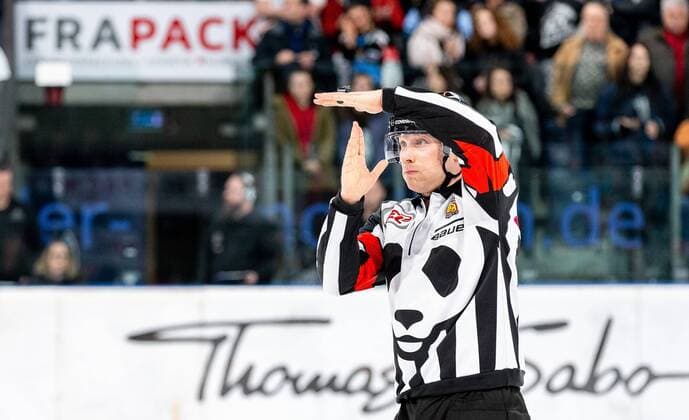 15 03 2019 Ice Hockey Season 2018 2019 DEL Playoffs Quarter Finals 2 Matchday Thomas Sabo Ice Tigers Icetigers Nürnberg Adler Mannheim ThHa Timeout Referee Symbol Picture Feature Picture