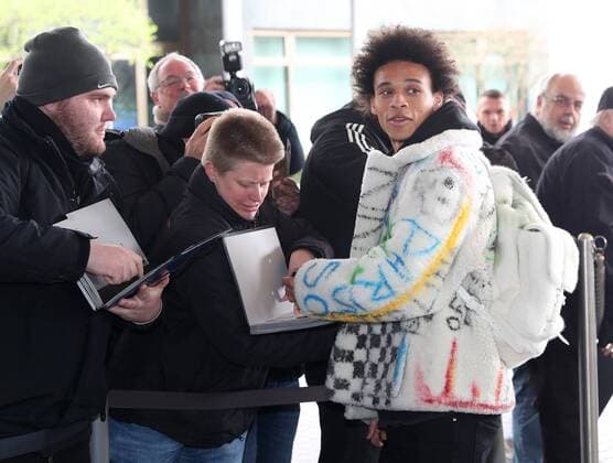 Sport Themen der Woche KW12 Sport Bilder des Tages Deuschland - Serbien, Vorberichte Wolfsburg, 18.03.2019, Länderspiel Deutschland - Serbien, Ankunft Nationalmannschaft im Hotel Ritz Wolfsburg, Leroy Sane Wolfsburg *** Germany Serbia preliminary reports Wolfsburg 18 03 2019 international Germany Serbia arrival national team hotel Ritz Wolfsburg Leroy Sane Wolfsburg