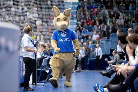Gummersbach, Deutschland 17.03.2019: 1. Handball Bundesliga - 2018 2019 - VfL Gummersbach vs. GWD Minden Maskottchen Gummi (Gummersbach) Gummersbach Nordrhein-Westfalen Deutschland Schwalbe Arena *** Gummersbach Germany 17 03 2019 1 Handball Bundesliga 2018 2019 VfL Gummersbach vs GWD Minden Mascot Gummi Gummersbach Gummersbach Nordrhein Westfalen Germany Schwalbe Arena