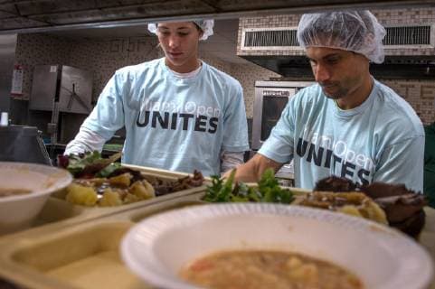 Spanish tennis players Garbine Muguruza (L) and David Ferrer (R) serve food at a soup kitchen, in Miami, Florida, United States, 19 March 2019, where they took part in a solidary initiative to feed people in need. David Ferrer and Muguruza participate in charity in Miami !ACHTUNG: NUR REDAKTIONELLE NUTZUNG!  Copyright: xGiorgioxVierax AME9007 20190319-636886316889150781