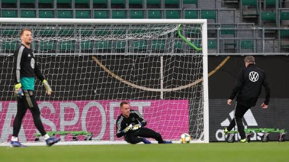 Manuel New goalkeeper Marc Andre ter Stegen National goalkeeping coach Andreas Köpke v li Germany Training German national team in the Volkswagen Arena in Wolfsburg Germany Football Man Man 19 03 2019