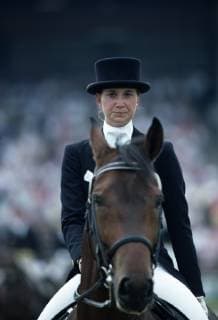 Nicole Uphoff geb.25.01.1967 gewann 4x Gold im Dressur-Reiten in Einzel- und Mannschafts-Wertung bei den Olympiaden Seoul 1988 und Barcelona 1992 dazu kamen noch Titel in WM + EM + usw die erste OLYMPISCHE Goldmedaille errang sie mit 21 Jahren in Seoul 4 Jahre später in Barcelona war es bereits die vierte *** Nicole Uphoff born 25 01 1967 won 4x gold in dressage riding in singles and team scoring at the Olympic Games Seoul 1988 and Barcelona 1992 in addition came title in World Championships 1988 and Barcelona 1992 in addition the first OLYMPIC gold medal she won with 21 years in Seoul 4 years later in Barcelona it was already the fourth