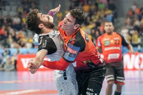 v li David Balaguer Romeu HBC 19 Andre Schmid Andy Schmid RNL 2 duel game scene duel tackle tackling dynamics action action handball champions league Rhein Neckar lions HBC Nantes xozx