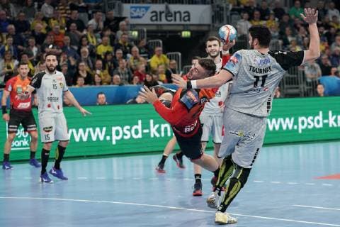 v li Jannik Kohlbacher RNL 80 Nicolas Tournat HBC 11 at the jump throw throw throw goal throw action scene handball Champions League Rhein Neckar Löwen HBC Nantes xozx