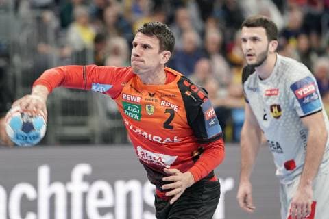 v li Andre Schmid Andy Schmid RNL 2 Romain Lagarde HBC 2 Siebenmeter 7 Meter Strafwurf Game scene Action Handball Champions League Rhein Neckar Löwen HBC Nantes xozx
