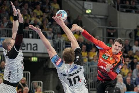 v li Romaric Guillo HBC 5 Dragan Pechmalbec HBC 10 Andre Schmid Andy Schmid RNL 2 at jump throw throw goal throw action game scene handball champions league Rhein Neckar lions HBC Nantes xozx