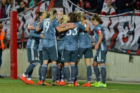 Goal celebration by Mandy Islacker FC Bayern Muenchen Fridolina Rolfö FC Bayern Muenchen Lina Magull FC Bayern Muenchen Melanie Leupolz FC Bayern Muenchen Melli Leupolz Sara Daebritz FC Bayern Muenchen Kristin Demann FC Bayern Muenchen Carina Wenninger FC Bayern Muenchen after 1 0 for FC Bayern Munich Prague Czech Republic 20 03 2019 Football Womens football Slavia Prague FC Bayern Munich xklx
