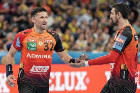 v left Alexander Petersson RNL 32 Ilija Abutovic RNL 20 cheer on a goal cheers goal cheers goal success celebrate the goal goal celebration cheers about the goal optimistic game scene highlight action action handball champions league Rhein Neckar lions HBC Nantes xozx