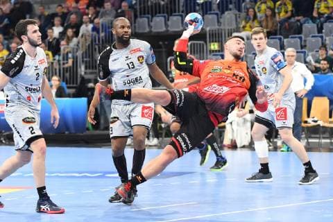 Rhein Neckar Loewen HBC Nantes Rhein Neckar Loewe Jannik Kohlbacher No 80 at the throw at the match in the Champions League Round of 16 Rhein Neckar Loewen HBC Nantes Mannheim 20 03 19 Handball Round of 16 Champions League Mannheim Baden Wuerttemberg Germany SAP Arena