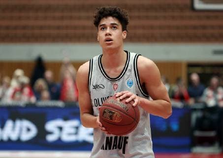 v li Joshua Obiesie s Oliver Würzburg at the free-throw single frame basketball FIBA Europe Cup S Oliver Würzburg Avtodor Saratov xfsx