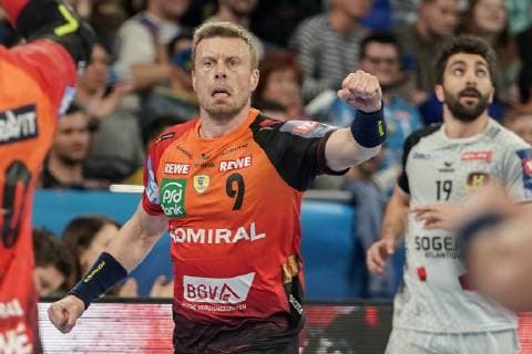Gudjon Valur Sigurdsson RNL 9 clenches the fist cheers on a goal cheers on goal cheers on goal success celebrate the goal goal celebration cheers on the goal optimistic game scene highlight action action handball champions league Rhein Neckar lions HBC Nantes xozx