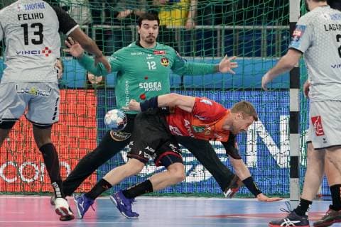 v li Kevin Bonnefoi goalkeeper HBC 12 can not keep the backhand throw of Gudjon Valur Sigurdsson RNL 9 scored the goal to 26 23 goals scoring goal highlight action action scene handball champions League Rhein Neckar lions HBC Nantes xozx