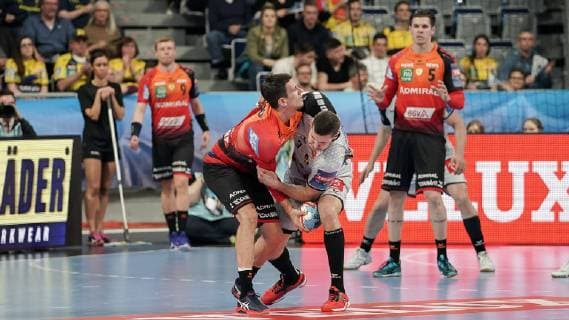 v li Andre Schmid Andy Schmid RNL 2 Florian Delecroix HBC 3 duel game scene duel tackle tackling dynamic action action handball champions league Rhine Neckar lion HBC Nantes xozx