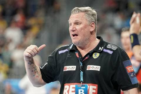 Nikolaj Jacobsen coach head coach RNL gives instructions gesticulated with arms gesticulate gives instructions gesticulate frame action action handball champions league Rhine Neckar lions lions HBC Nantes xozx