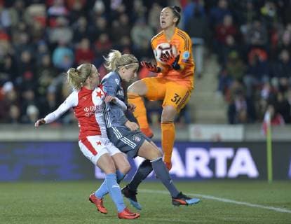 From left JITKA CHLASTAKOVA of Slavia , KATHRIN HENDRICH oof Bayern, MANUELA ZINSBERGER, goalie of Bayern in action during the UEFA Women s Champions League match Slavia Praha vs Bayern Munich, in Prague, Czech Republic, March 20, 2019. (CTKxPhoto MichaelaxRihova) CTKPhotoP201903200985401  mir 6