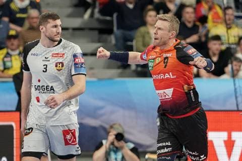 v li Florian Delecroix HBC 3 Gudjon Valur Sigurdsson RNL 9 cheers on a goal cheers on goal cheers goal success celebrate the goal goal celebration cheers on the goal optimistic game scene highlight action action handball champions league Rhine Neckar Lions HBC Nantes xozx