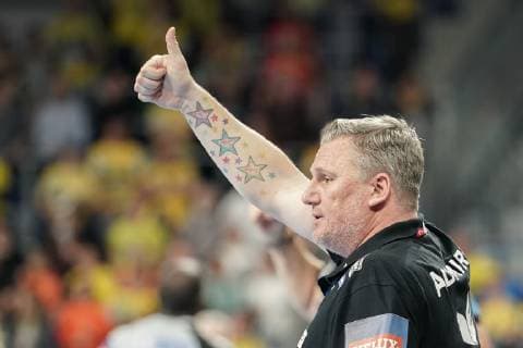 Nikolaj Jacobsen coach head coach RNL with thumb up gesture confident optimistic gesture optimistic single picture action handball champions league Rhine Neckar lion lion HBC Nantes xozx