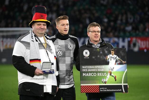 Sport Themen der Woche KW12 Sport Bilder des Tages BAU 20.03.2019 Wolfsburg Fußball Länderspiel Deutschland vs. Serbien, Marco Reus (GER, Mitte) wird als Nationalspieler des Jahres 2018 geehrt DFB REGULATIONS PROHIBIT ANY USE OF PHOTOGRAPHS AS IMAGE SEQUENCES AND OR QUASI-VIDEO. Gemäß den Vorgaben der DFB Deutsche Fuï¬‚ball Liga ist es untersagt, in dem Stadion und oder vom Spiel angefertigte Fotoaufnahmen in Form von Sequenzbildern und oder videoähnlichen Fotostrecken zu verwerten bzw. verwerten zu lassen. *** BAU 20 03 2019 Wolfsburg Football international Germany vs. Serbia Marco Reus GER Mitte will be honoured as national player of the year 2018 DFB REGULATIONS PROHIBIT ANY USE OF PHOTOGRAPHS AS IMAGE SEQUENCES AND OR QUASI VIDEO In accordance with the requirements of the DFB German Football League, it is prohibited to use or have used photographs taken in the stadium and or during the match in the form of sequence pictures and or video-like photo series