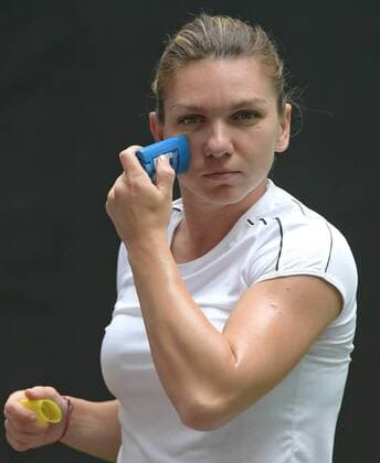 Sport Themen der Woche KW12 Sport Bilder des Tages March 20, 2019 - Miami Gardens, Florida, United States Of America - MIAMI GARDENS, FLORIDA - MARCH 20: Simona Halep applies sunblock during the Miami Open day 3. Simona Halep is a Romanian professional tennis player. The Women s Tennis Association ranked her world No. 1 in singles on two separate occasions between 2017 and 2019. She reached the No. 1 ranking for the first time on October 9, 2017. On her second occasion, she held the ranking for 48 consecutive weeks. Presented by Itau at Hard Rock Stadium March 20, 2019 in Miami Gardens, Florida..People: Simona Halep. Miami Open 2019 - Day 3 workout - ZUMAs214 20190320_zda_s214_065 Copyright: xSMGx