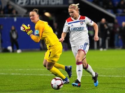 Fußball, CL, Damen, Olympique Lyon - VfL Wolfsburg March 20, 2019 - Lyon, Auvergne-Rhne-Alpes, France - Eugnie Le Sommer of Olympique Lyonnais outplays Almuth Schult of Vfl Wolfsburg and scores the first goal of the evening during the UEFA Women s Champions League Quarter final football match between Olympique Lyonnais and Vfl Wolfsburg at Groupama Stadium on March, 20 in Lyon, France. Olympique Lyonnais v Wolfsburg - Women s Champions League  - ZUMAn230 20190320_zaa_n230_556 Copyright: xActionxFotoxSportx