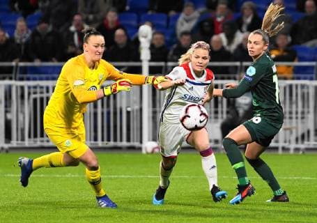 Fußball, CL, Damen, Olympique Lyon - VfL Wolfsburg March 20, 2019 - Lyon, Auvergne-Rhne-Alpes, France - Eugnie Le Sommer of Olympique Lyonnais outplays Noelle Maritz and Almuth Schult of Vfl Wolfsburg with missing the chance to score during the UEFA Women s Champions League Quarter final football match between Olympique Lyonnais and Vfl Wolfsburg at Groupama Stadium on March, 20 in Lyon, France. Olympique Lyonnais v Vfl Wolfsburg - UEFA Women s Champions League Quarter Final 1st leg  - ZUMAn230 20190320_zaa_n230_628 Copyright: xActionxFotoxSportx