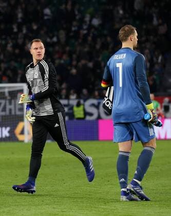 BAU 20 03 2019 Wolfsburg Football international Germany vs. Serbia vs. l Marc Andre ter Stegen GER comes to the pitch Manuel Neuer GER leaves the pitch DFB REGULATIONS PROHIBIT ANY USE OF PHOTOGRAPHS AS IMAGE SEQUENCES AND OR QUASI VIDEO According to the guidelines of the DFB Deutsche Fuï¬ball Liga it is forbidden to use or have used photos taken in the stadium and or during the match in the form of sequence pictures and or video-like photo series