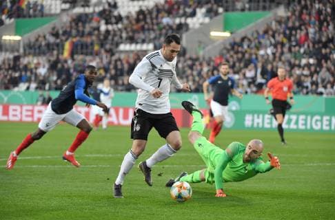 21 03 2019 Football U 21 International match Germany France Levin Oeztunali Levin Öztunali Germany mi scores the goal to 1 0 Goalkeeper Paul Bernardoni is powerless DFB REGULATIONS PROHIBIT ANY USE OF PHOTOGRAPHS AS IMAGE SEQUENCES AND OR QUASI VIDEO Team2