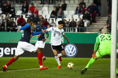 GER LS DFB U21 Germany vs France 21 03 2019 Stadion Essen Essen GER LS DFB U21 Germany vs France DFB REGULATIONS PROHIBIT ANY USE OF PHOTOGRAPHS AS IMAGE SEQUENCES AND OR QUASI VIDEO in picture picture shows Flanke Mahmoud Dahoud DFB U21 8 nordphotox xRauch nph00251