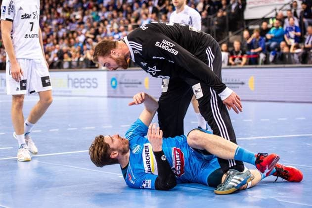 Sport Themen der Woche KW12 Sport Bilder des Tages TVB 1898 Stuttgart - THW Kiel Schimmelbauer, Tobias (TVB 1898 Stuttgart 2) Wolff, Andreas (THW Kiel 33) beim Spiel in der Handball Bundesliga, TVB 1898 Stuttgart - THW Kiel. Stuttgart. 21.03.19 Handball 25. Spieltag , Baden Wuerttemberg Deutschland *** TVB 1898 Stuttgart THW Kiel Schimmelbauer Tobias TVB 1898 Stuttgart 2 Wolff Andreas THW Kiel 33 at the match in the Handball Bundesliga TVB 1898 Stuttgart THW Kiel Stuttgart 21 03 19 Handball 25 Matchday Baden Wuerttemberg Germany