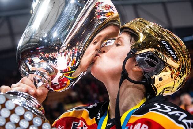 Sport Themen der Woche KW12 Sport Bilder des Tages 190321 Luleas Michelle Karvinen jublar med pokalen efter final 5 i SDHL-slutspelet mellan Lulea och Linköping den 21 mars 2019 i Lulea. ¨ *** 190321 Luleas Michelle Karvinen rejoices with the trophy after final 5 in the SDHL playoffs between Lulea and Linköping on March 21, 2019 in Lulea ¨,  Copyright: SIMONxELIASSON BB190321SE090