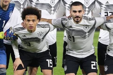 Leroy Sane li and Ilkay Gündogan Germany friendly match Germany vs. Serbia in the Volkswagen Arena in Wolfsburg action Germany football man man man 20 03 2019