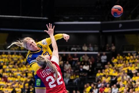 190322 Swedens Hanna Blomstrand with a shot past Russias Ekatarina Litvinova during a handball match between Sweden and Russia on March 22, 2019 in Eskilstuna,  Copyright: ANDREASxLxERIKSSON BB190322AE015