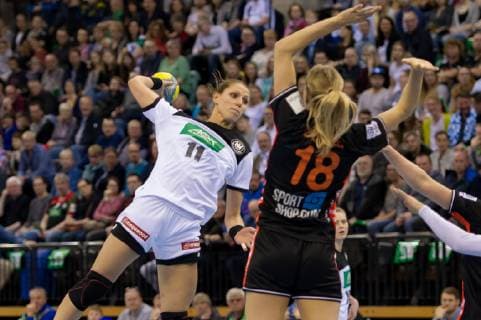 v li Xenia Smits Germany 11 at the throw game scene action action handball international women Germany Netherlands xobx