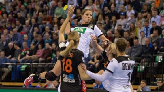 v li Xenia Smits Germany 11 at the throw game scene action action handball international women Germany Netherlands xobx