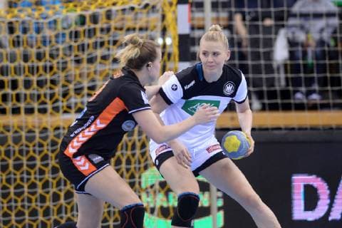 Merel Freriks Netherlands HSG Bensheim Auerbach on the ball and Kim Naidzinavicius Germany SG BBM Bietigheim in the defence GER Germany Netherlands Handball internationals women test 23 03 2019 GER Germany Netherlands Handball internationals women 23 03 2019 Oldenburg Copyright: xEIBNER Roland_Sippelx EP_RSL