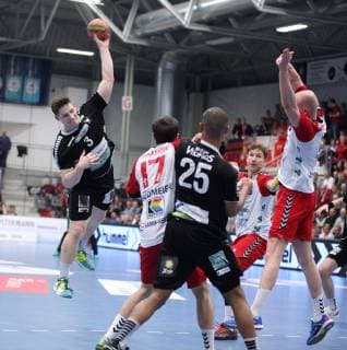 Brian Gipperich HC Rhein Vikings 3 v l Soeren Suedmeier ASV Hamm Westfalen 17 Daniel Zwarg HC Rhein Vikings 25 Markus Fuchs ASV Hamm Westfalen 6 ASV Hamm Westfalen vs HC Rhein Vikings Handball 2 Bundesliga 23 03 2019 ASV Hamm Westfalen vs HC Rhein Vikings Handball 2 Bundesliga 23 03 2019 Hamm Copyright: xEibner Jan_Strohdiekx EP_JSK