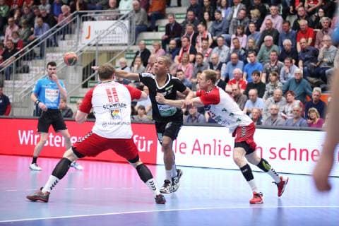 Daniel Zwarg HC Rhein Vikings 25 vs Jakob Schwabe ASV Hamm Westfalen 11 left and Stefan Lex ASV Hamm Westfalen 13 right ASV Hamm Westfalen vs HC Rhein Vikings Handball 2 Bundesliga 23 03 2019 ASV Hamm Westfalen vs HC Rhein Vikings Handball 2 Bundesliga 23 03 2019 Hamm Copyright: xEibner Jan_Strohdiekx EP_JSK