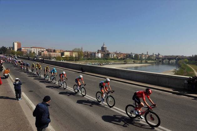 IPP20190323 Radsport - Cycling: Milano Sanremo 2019, passaggio del gruppo a Pavia (Verwendung nur in Deutschland - GERMANY ONLY) *** IPP20190323 Cycling Cycling Milano Sanremo 2019 passaggio del gruppo a Pavia Use only in Germany GERMANY ONLY 