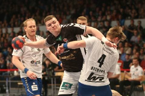 Handball 2 Handball Bundesliga 2018 2019 Handball Sports Club Hamburg vs. EHV Aue Dominik Vogt Handball Sports Club Hamburg successful goal throw Sebastian Neumann EHV Aue Sporthalle Hamburg Hamburg