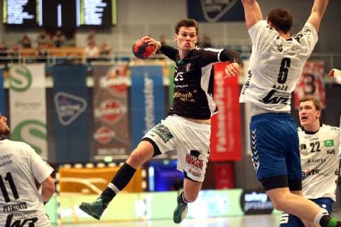 Handball 2 Handball Bundesliga 2018 2019 Handball Sportverein Hamburg vs EHV Aue Benas Petreikis EHV Aue Finn Wullenweber Handball Sportverein Hamburg successful goal throw Kevin Roch EHV Aue Petr Slachta EHV Aue Sporthalle Hamburg Hamburg