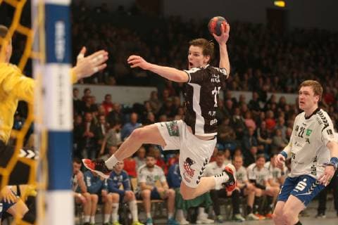 Handball 2 Handball Bundesliga 2018 2019 Handball Sportverein Hamburg vs. EHV Aue Goalkeeper Radek Musil EHV Aue Dominik Axmann Handball Sportverein Hamburg successful goal throw Petr Slachta EHV Aue Sporthalle Hamburg Hamburg