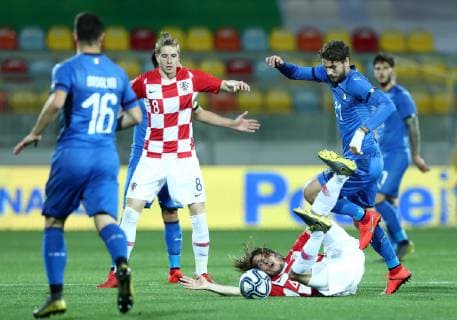 Sport Bilder des Tages March 25, 2019 - Frosinone, Italy - From the left Toma Basic of Croatia, Manuel Locatelli of Italy and Ivan Sunjc of Croatia after a tackle during the UEFA friendly foootball match Italy U21 U 21 v Croatia U21 at the Benito Stirpe Stadium in Frosinone, Italy on March 25, 2019. Italy U21 v Croatia U21 - UEFA Friendly  - ZUMAn230 20190325_zaa_n230_224 Copyright: xMatteoxCiambellix