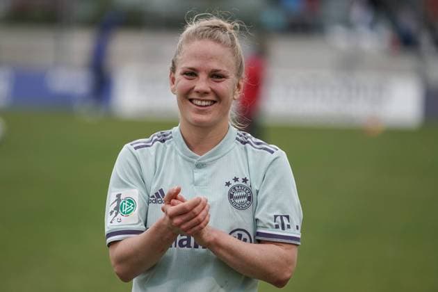 Leonie Maier FCB 20 single picture action action jubilation after the final whistle victory winner winner cheers cheers joy optimistic highlight portrait football alliance women Bundesliga 1 FFC Frankfurt FC Bayern Munich DFB REGULATIONS PROHIBIT ANY USE OF PHOTOGRAPHS AS IMAGE SEQUENCES AND OR QUASI VIDEO xozx