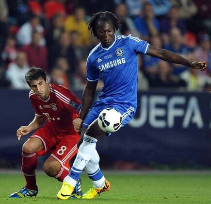 August 30, 2013 - Prague, Czech Republic - FC Bayern Munchen 2-2 Chelsea FC (aet, Bayern win 5-4 on pens). Javi Martinez (L) of Bayern Munich and Romelu Lukaku of Chelsea chase the ball during the UEFA Super Cup match between Bayern Munich and Chelsea in Prague, Czech Republic, 30 August 2013. PSPA SOCCER UEFA SUPER CUP 2013 - ZUMAr156 20130830_zap_r156_021 Copyright: xSlavekxRutax