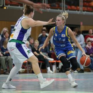 Göttingen, Sporthalle Felix-Klein-Gymnasium, 21.10.18, Basketball, DBBL, Saison 2018 19, 5. Spieltag, Flippo Baskets BG 74 Göttingen gegen Eintracht Braunschweig Bild: 11 Nina Rosemeyer (Eintracht Braunschweig; rechts, mit Ball), 23 Klaudia Grudzien (Flippo Baskets BG 74; links) *** Göttingen Sporthalle Felix Klein Gymnasium 21 10 18 Basketball DBBL Season 2018 19 5 Matchday Flippo Baskets BG 74 Göttingen v Eintracht Braunschweig Picture 11 Nina Rosemeyer Eintracht Braunschweig right with ball 23 Klaudia Grudzien Flippo Baskets BG 74 left xsmmpJPGx